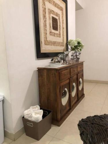a bathroom with a sink and a basket of towels at Villa&Roofgarden -Jacuzzi privado- Relax&Confort in Acapulco