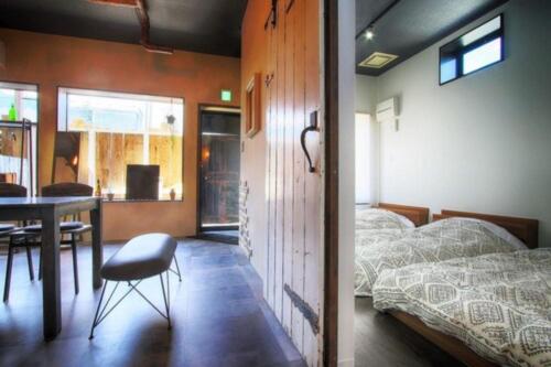 富士吉田的住宿－Fujinokura Tiny Fort - Vacation STAY 98854，一间卧室配有一张床和一张桌子及椅子