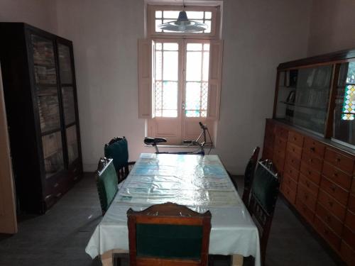 jadalnia ze stołem i krzesłami oraz oknem w obiekcie La Casona w mieście Godoy Cruz
