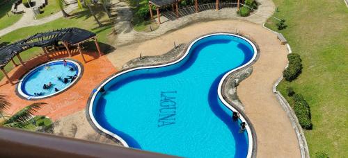 uma vista superior de uma piscina num resort em Nenda's Laguna Homestay em Porto Dickson