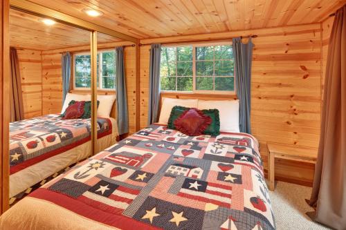 A bed or beds in a room at Racoon Retreat