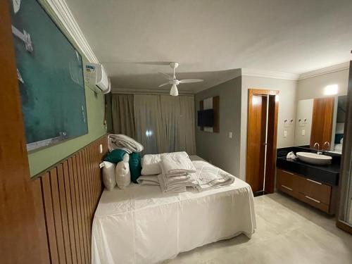 Postel nebo postele na pokoji v ubytování RESIDENCIAL MONTE DAS OLIVEIRAS - Arraial D'Ajuda - Porto Seg - Ba - Alto da Pitinga - Casa Premium - Casa Buriti