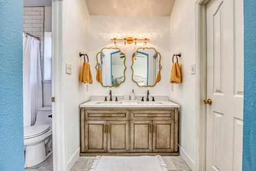 ein Bad mit einem Waschbecken und einem Spiegel in der Unterkunft Villa De Montana in El Paso
