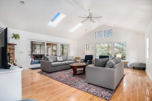 Family Ranch Abode – Photos 2