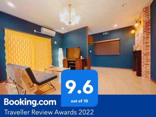 a room with blue walls and a table and a chair at Katsuren Seatopia 勝連シートピア in Uruma