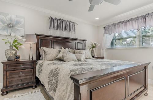 Postel nebo postele na pokoji v ubytování Tiki-home Elite Staycation