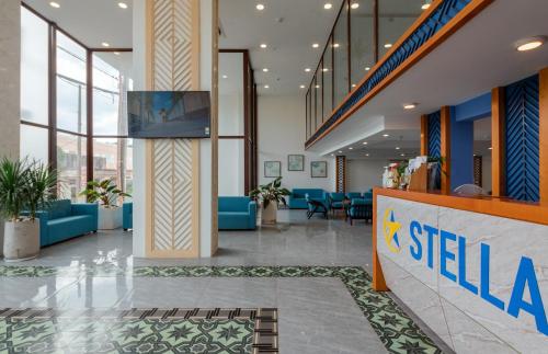 Una televisión o centro de entretenimiento en Stellar Hotel