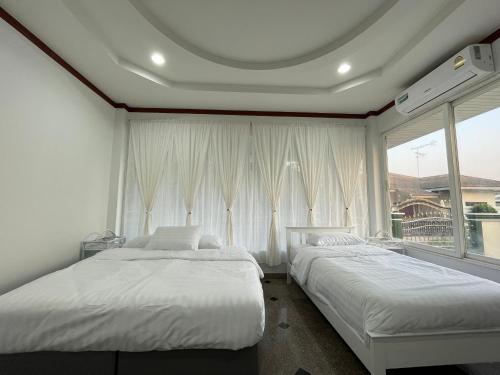 מיטה או מיטות בחדר ב-minimal house phichit