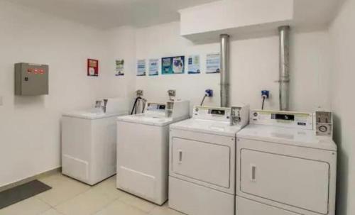 a room with three washers and three was at Departamento Vista al Mar, primera línea in Coquimbo