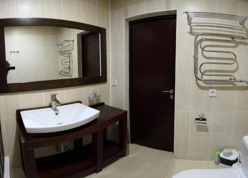 a bathroom with a sink and a mirror at комплекс гостиниц Athletic in Taraz