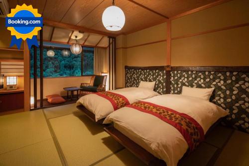 - une chambre avec 2 lits dans l'établissement Ryokan Gizan, à Takayama
