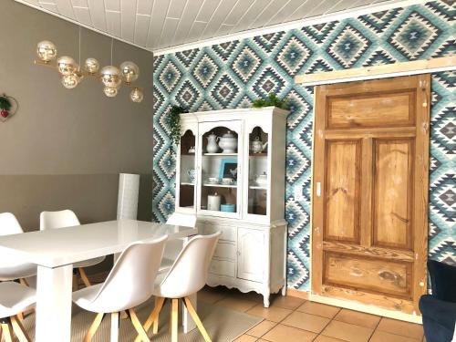 comedor con mesa, sillas y armario en Hencoop 2 room apartment kitchen bathroom and optional Sauna, en Kaiserslautern