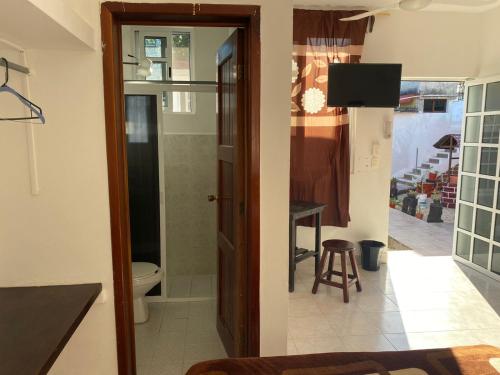 Zimmer mit Bad mit WC und Tür in der Unterkunft Hotel villa carmita in Bacalar