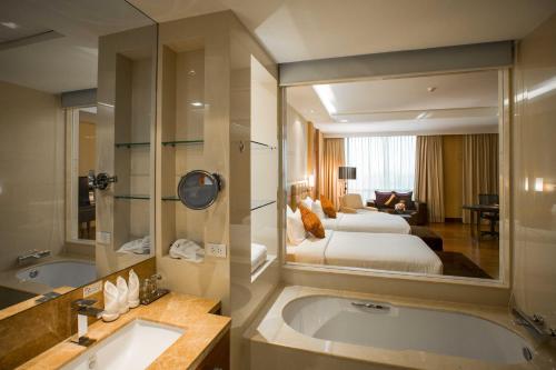 Ett badrum på The Grand Fourwings Convention Hotel Bangkok