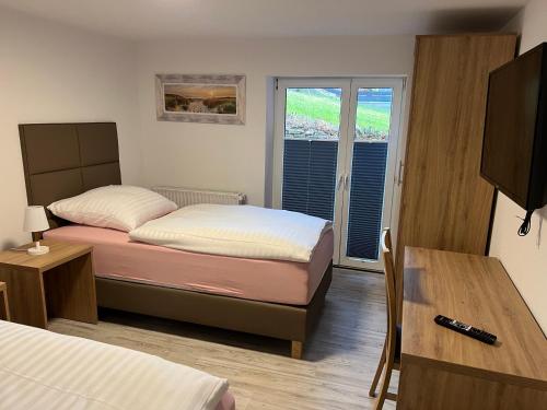 Postel nebo postele na pokoji v ubytování Ferienwohnungen Schewe II