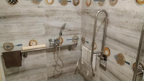 uma casa de banho com um chuveiro e 2 WC em Boston Plus Hotel em Chiayi