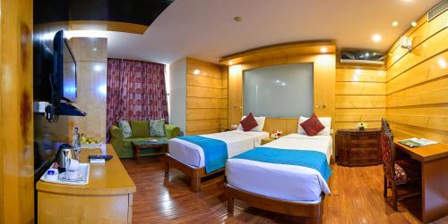 Säng eller sängar i ett rum på Hotel Emarald, New Delhi
