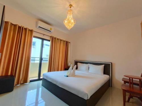 Una cama o camas en una habitación de Bann Tawan Hostel Chiang Rai