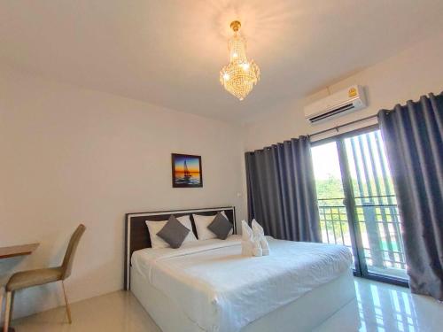 Una cama o camas en una habitación de Bann Tawan Hostel Chiang Rai