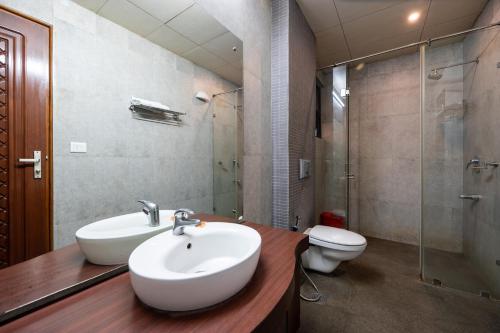 Kylpyhuone majoituspaikassa Hotel Emarald, New Delhi
