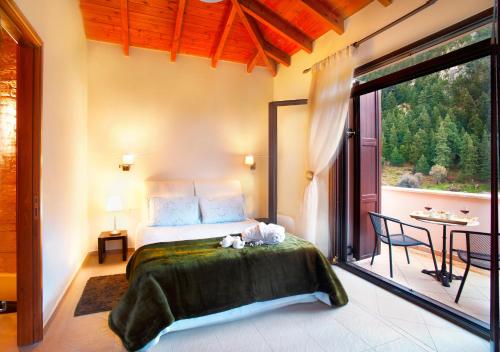 een slaapkamer met een bed en een groot raam bij Villa Zourva in Zoúrva