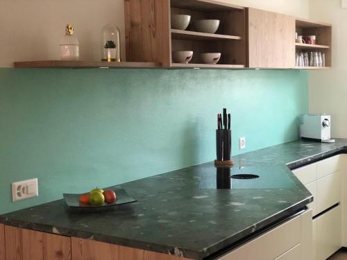 Una cocina o cocineta en Feriensiedlung Trü 23