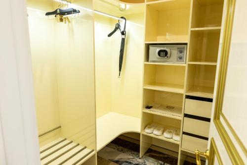 a walkin closet with an umbrella and a shower at Royal Palace Luxury Hotel and SPA in Khmelʼnytsʼkyy