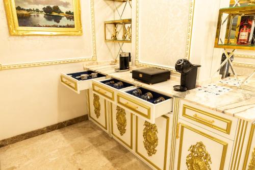 a room with a counter with golditures at Royal Palace Luxury Hotel and SPA in Khmelʼnytsʼkyy