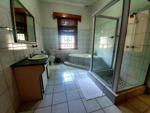 A bathroom at Castello Guesthouse Vryburg