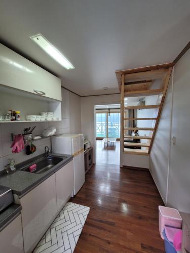 Kuchyň nebo kuchyňský kout v ubytování oneday in geoje