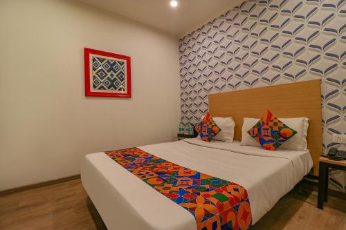 Giường trong phòng chung tại FabHotel Chattarpur Enclave