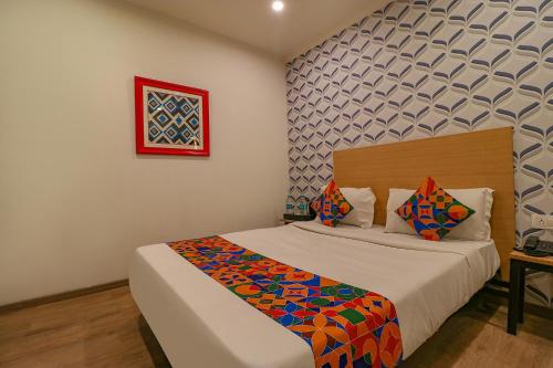 Postel nebo postele na pokoji v ubytování FabHotel Chattarpur Enclave - Near Chattarpur Metro Station
