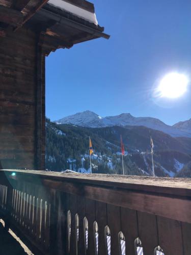 a view of the mountains from the balcony of a cabin at Sonniges Chalet Arosa für 6 Pers alleinstehend mit traumhaftem Bergpanorama in Langwies