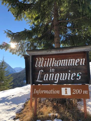 a sign at the top of a snow covered mountain at Sonniges Chalet Arosa für 6 Pers alleinstehend mit traumhaftem Bergpanorama in Langwies