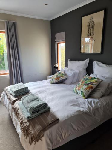 מיטה או מיטות בחדר ב-Oregon Apartment Cape Town