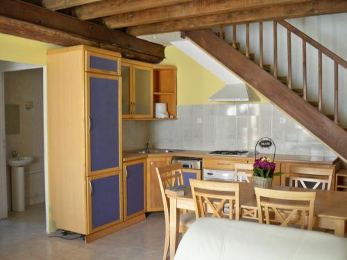 uma cozinha com mesa e cadeiras num quarto em Gite Syrah for 6 people in the heart of the vineyard em Badens