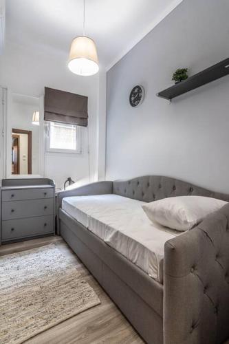 ein Wohnzimmer mit einem Bett und einem Sofa in der Unterkunft Warm and cozy in Athen