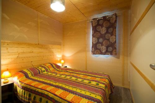 מיטה או מיטות בחדר ב-Camping maeva Escapades Le Domaine Aramis