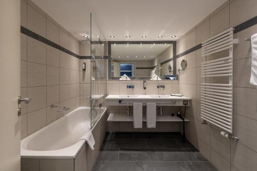 Bathroom sa Sunstar Hotel Arosa