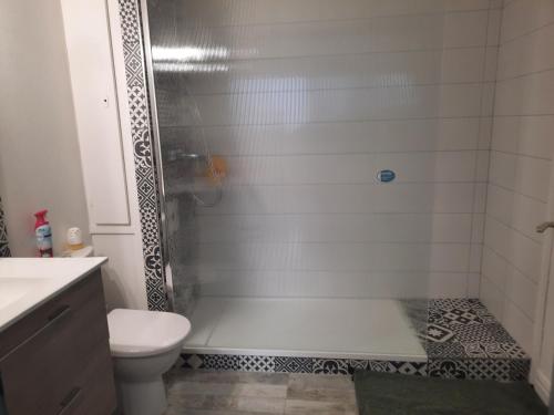 e bagno con vasca, servizi igienici e doccia. di F2 Rénové Centre de Haguenau a Haguenau