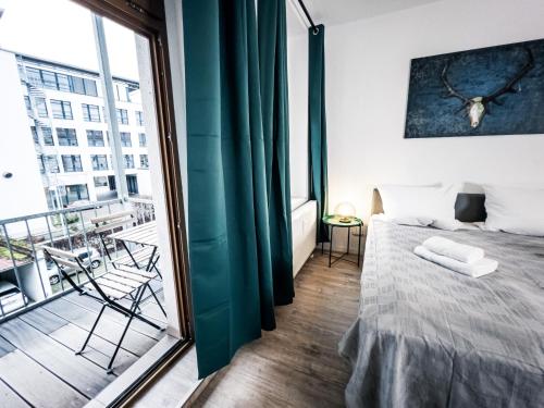 سرير أو أسرّة في غرفة في ⋙ Stilvolle Wohnung mit 2 Schlafzimmern & Balkon ⋘