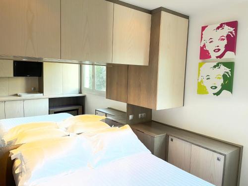 - une chambre avec 2 lits et quelques armoires dans l'établissement Chambre idéalement située à 50m de la Croisette, à Cannes