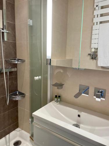 une salle de bain avec un lavabo et une douche dans l'établissement Chambre idéalement située à 50m de la Croisette, à Cannes