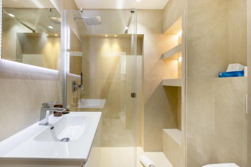 une salle de bain avec un lavabo et une douche dans l'établissement Agence des Résidences - Appartements privés du 45 CROISETTE- Prestige, à Cannes