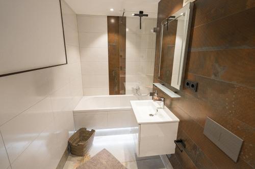 y baño con lavabo y bañera. en Stylisches Apartment im Herzen von Dresden + Parkplatz + Netflix + Self Check-in en Dresden