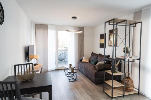 sala de estar con sofá y mesa en Stylisches Apartment im Herzen von Dresden + Parkplatz + Netflix + Self Check-in en Dresden