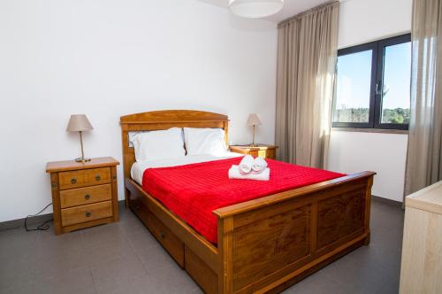 A bed or beds in a room at Lake Apartment - Pool and Sea View & Tennis Court & BBQ & A Vilita