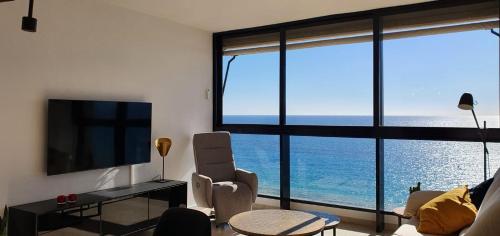 uma sala de estar com uma grande vista para o oceano em Santa Margarita, Benidorm Levante, 1st line, Frontal Seaview, Ocean Terrace em Benidorm