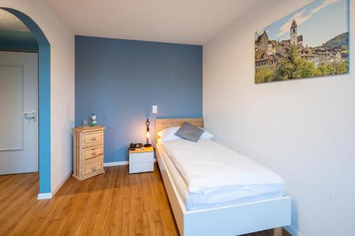 ein Schlafzimmer mit einem Bett und einem Wandgemälde in der Unterkunft Gasthof zum Schützen in Aarau
