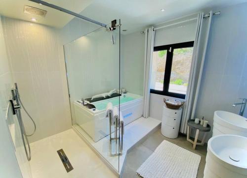 y baño con ducha de cristal y aseo. en Villa prestige au bord de l'eau- Pietracorbara, en Pietracorbara